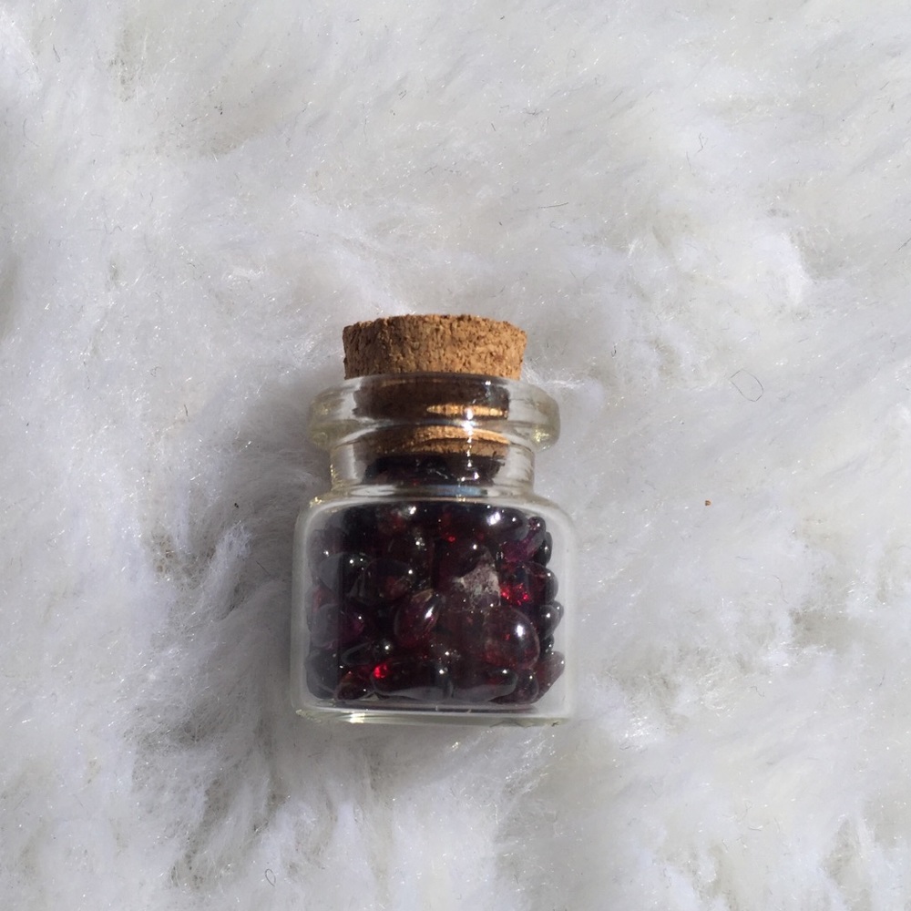 SALE✨• ✨Garnet Healing Crystal Vial✨ CCO