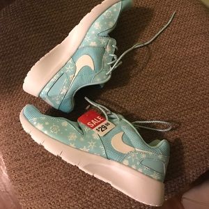 Girls size 3 Nike’s