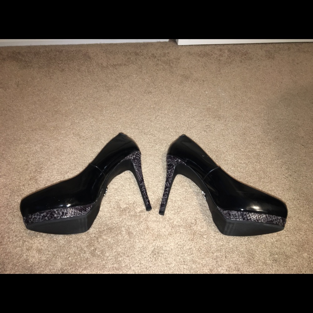 Simply Vera black and grey snakes skin print  8.5