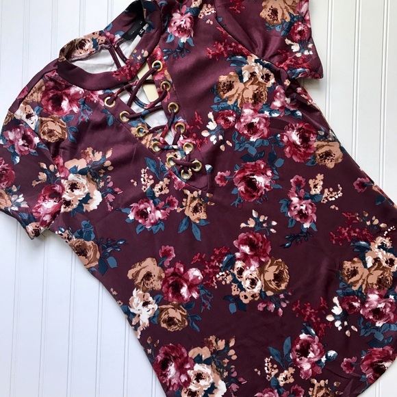 Plus floral lace up top - Picture 4 of 4