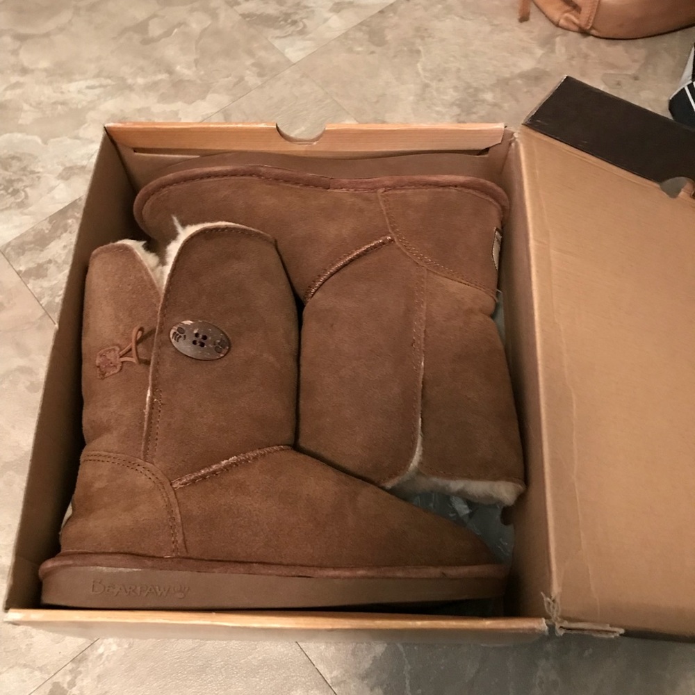 NWOT Bearpaw  boots size 7