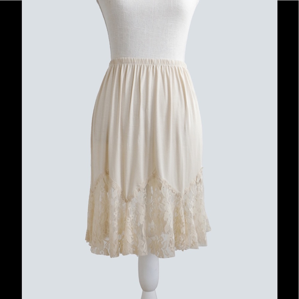 Grace & Lace Flounce Skirt Extender