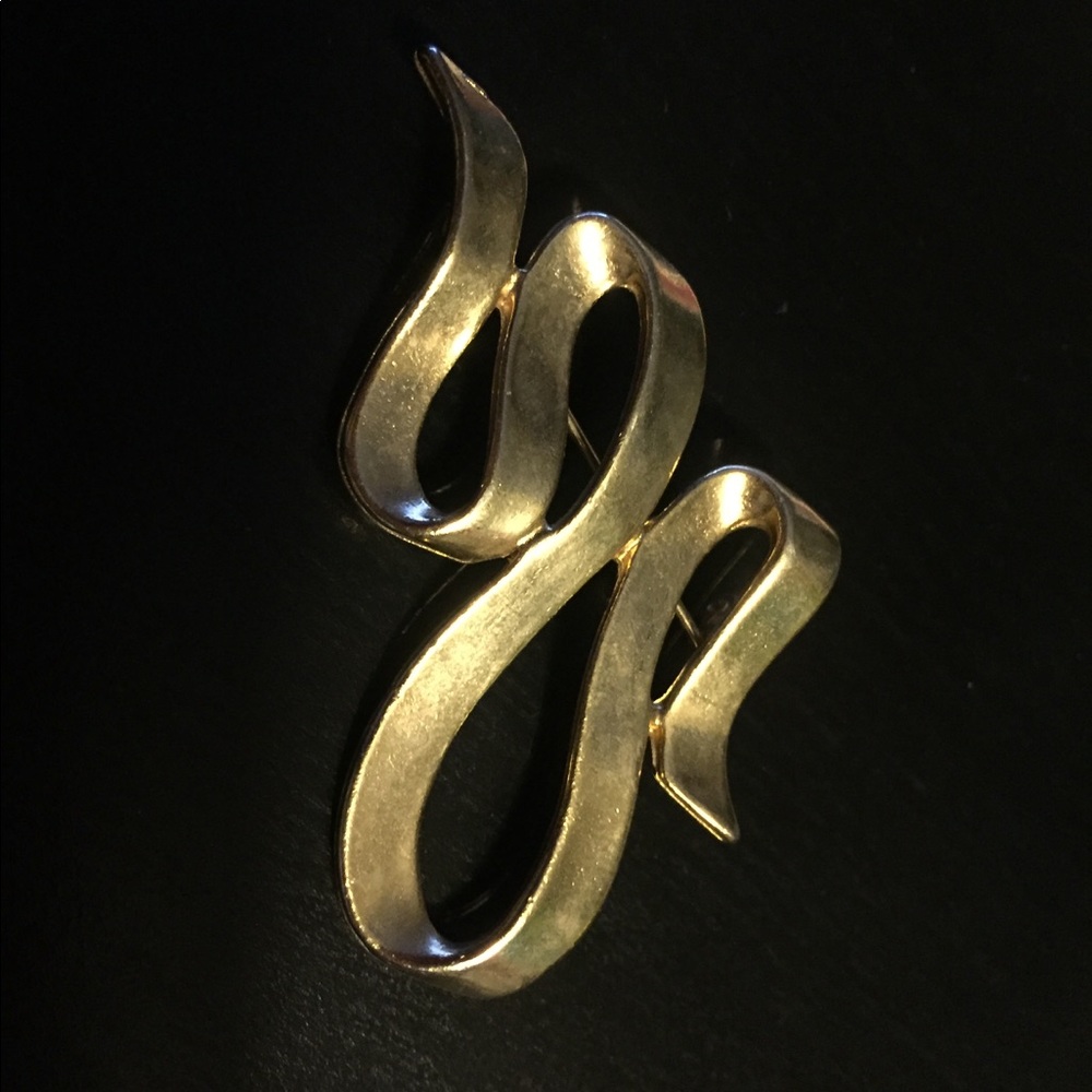 Gold tone  swirl pin