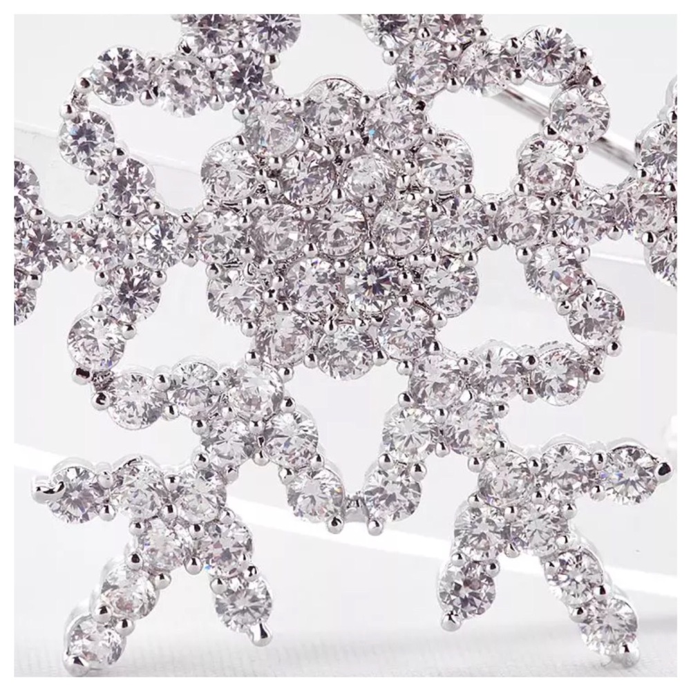 Swarovski Crystals Brigida Snowflake Brooch S1 - Picture 2 of 4