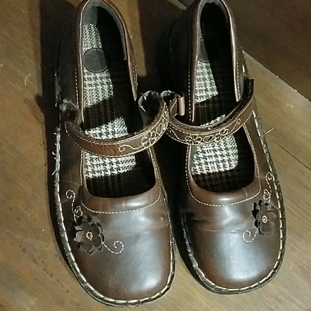 Shoes says 5. But I ware 7.5 to 8 and they fit.