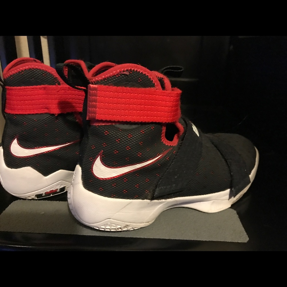 Boys Size 6 basketball shoes