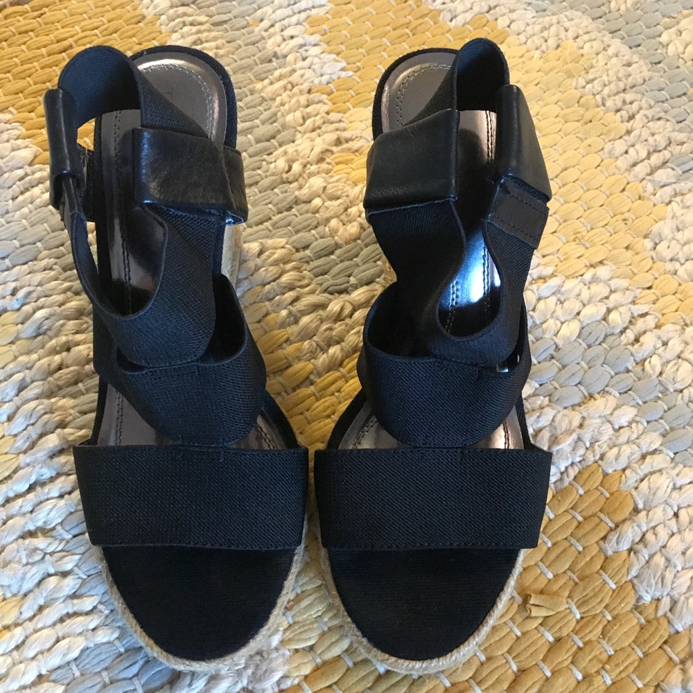 Strap/ platform shoe E. Tahari