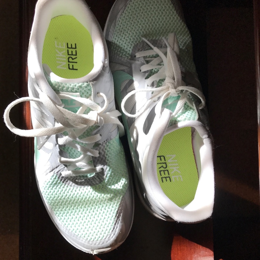 Nike free tennis shoes