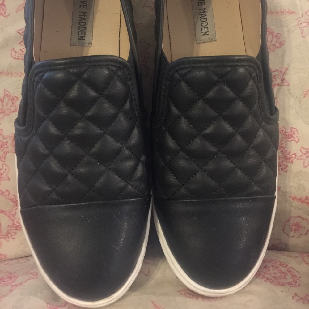 Steve Madden black slip on’s