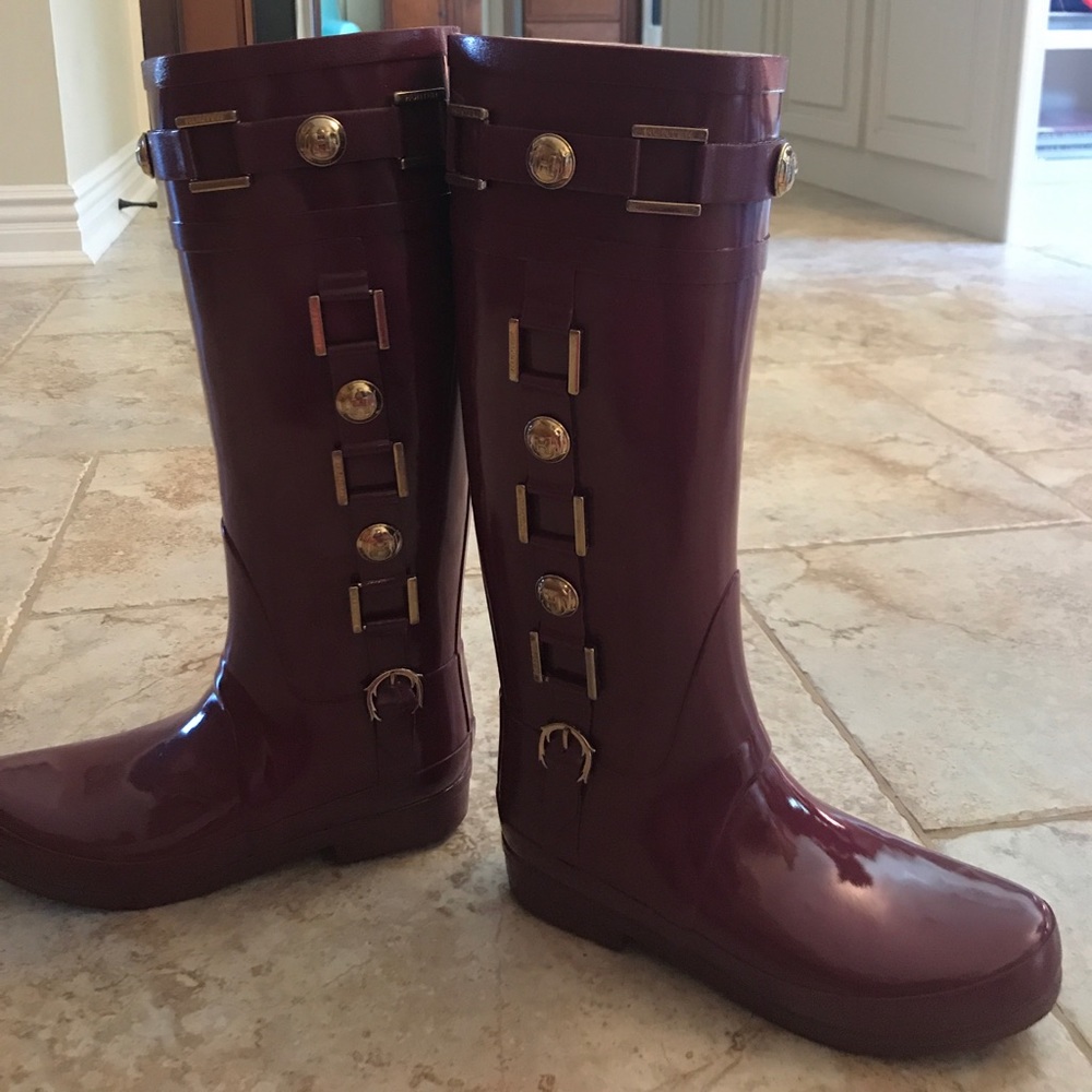 Hunter rain boots size 7 never worn. Very rare