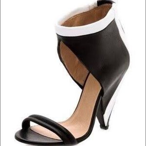 Iro black and white contrast stripe pump size 37