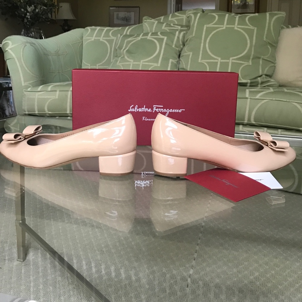 Salvatore Ferragamo Vara size 6