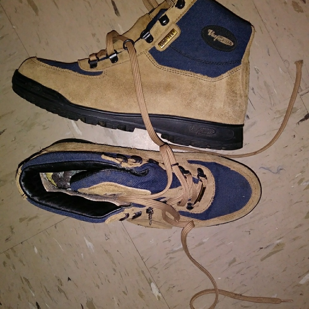 men's vasque skywalk hiking boots/ Nike Roshe snea