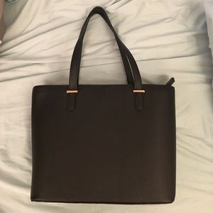 Black tote purse