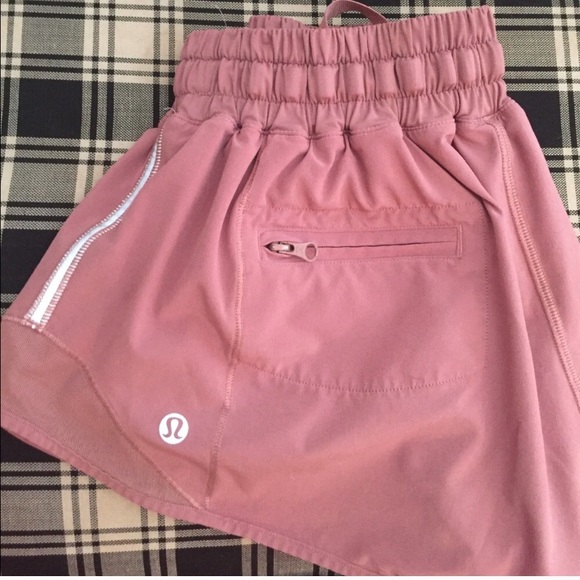 ISO lululemon hotty hot shorts 2.5” in pink - Picture 2 of 2