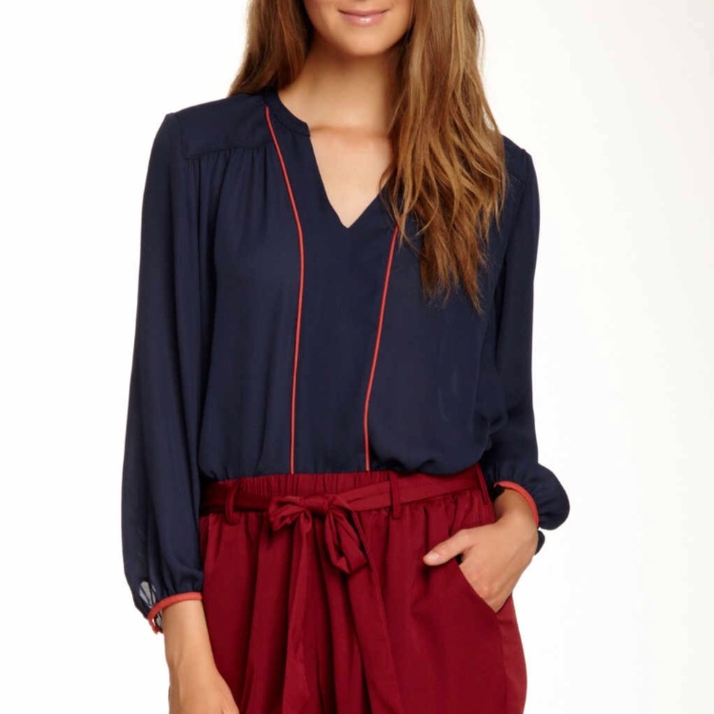 Seamed professional blouse medium