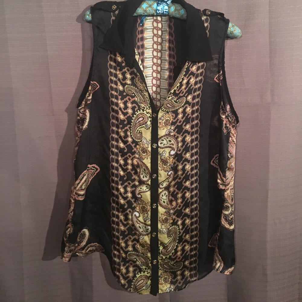 ⭐️ 3 for $15 ⭐️Cute black and gold patterned top