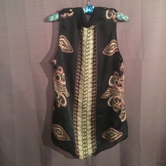 ⭐️ 3 for $15 ⭐️Cute black and gold patterned top - Picture 2 of 3