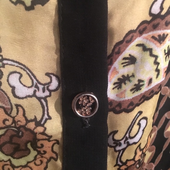 ⭐️ 3 for $15 ⭐️Cute black and gold patterned top - Picture 3 of 3