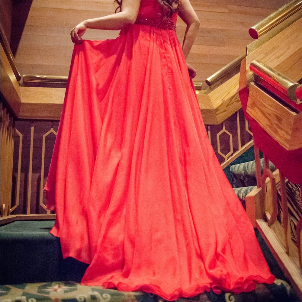 Long beautiful red dress 💃