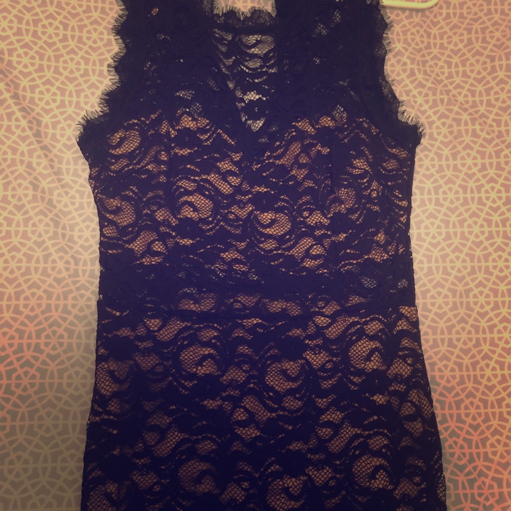 VINTAGE LACE FORM FITTING DRESS