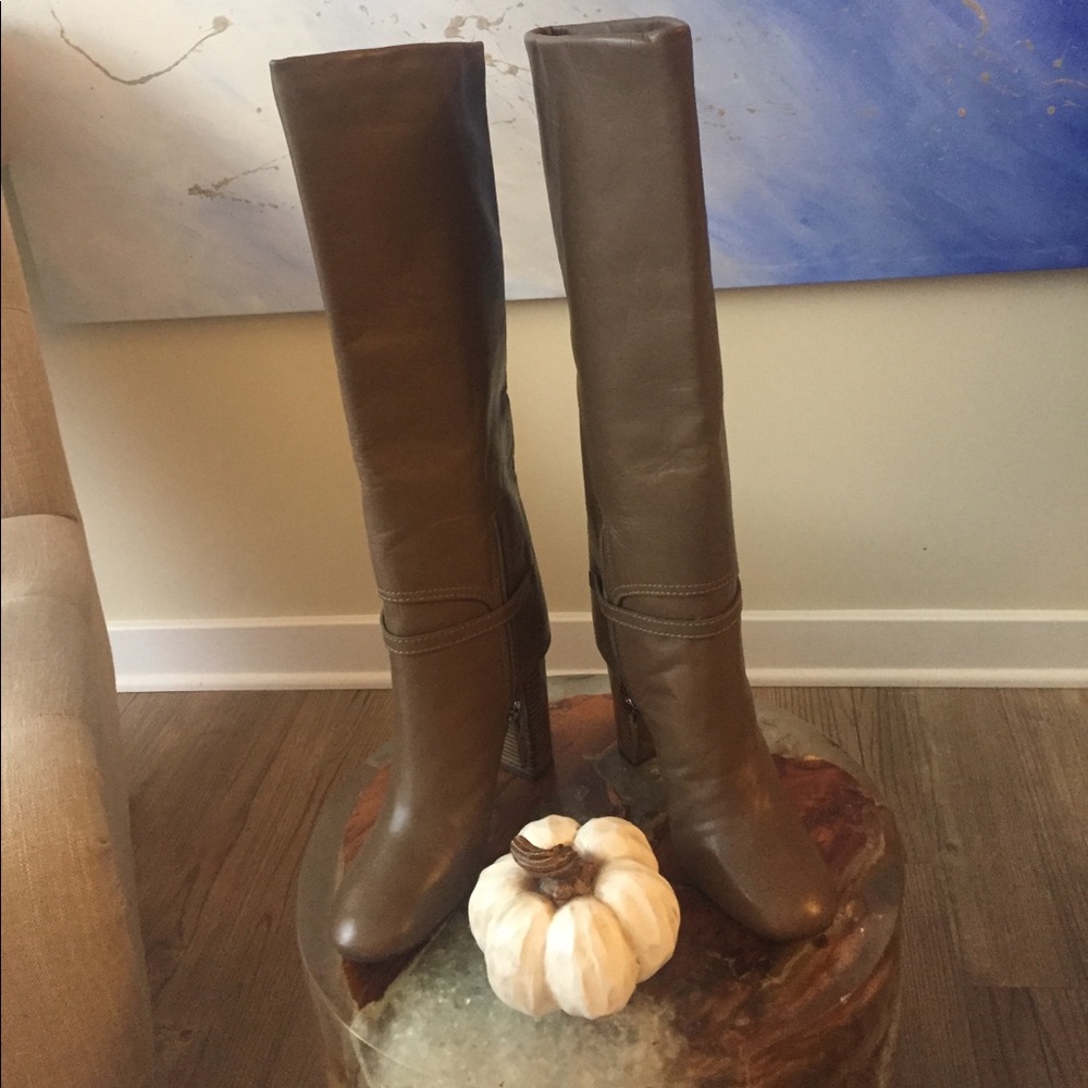 Tory Burch heeled boots in Taupe!