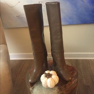 Tory Burch heeled boots in Taupe!