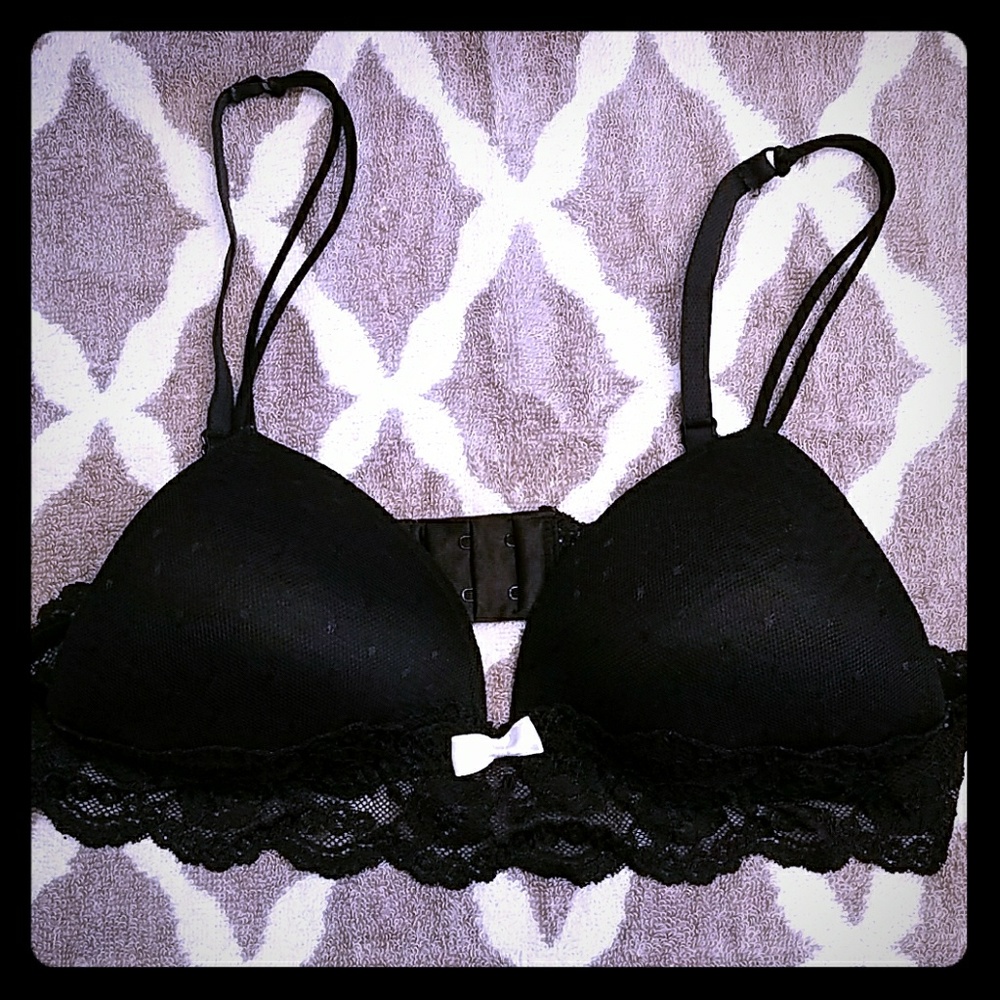 Lightly lined black wireless bra 36A