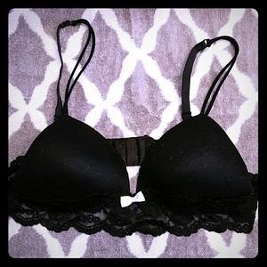 Lightly lined black wireless bra 36A
