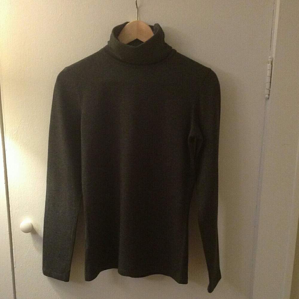 👋 Closing today!!Mango Turtleneck top