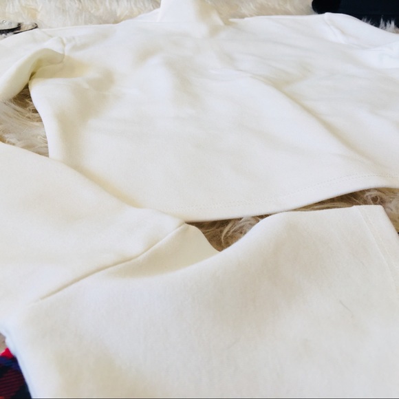 F21 ❦ NWOT White Bell-sleeved Crop Top - Picture 5 of 7