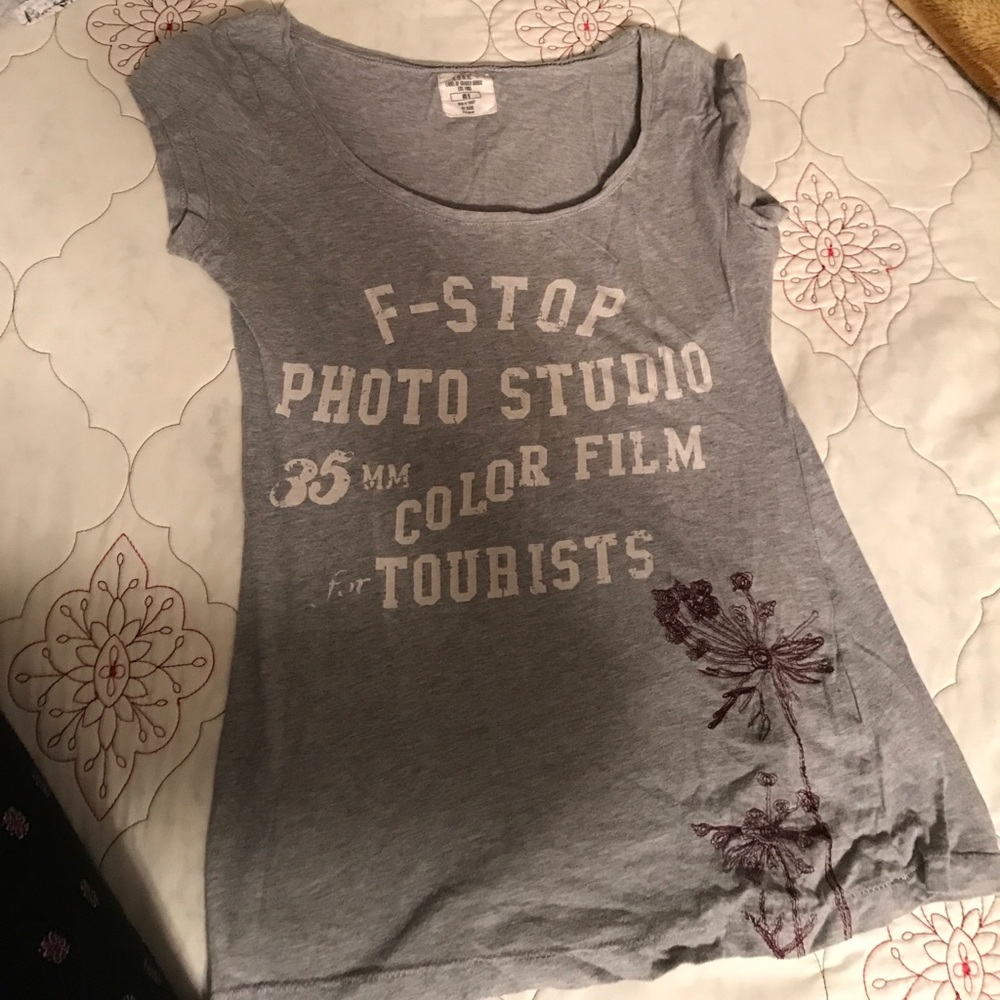 Very cute grey tee!