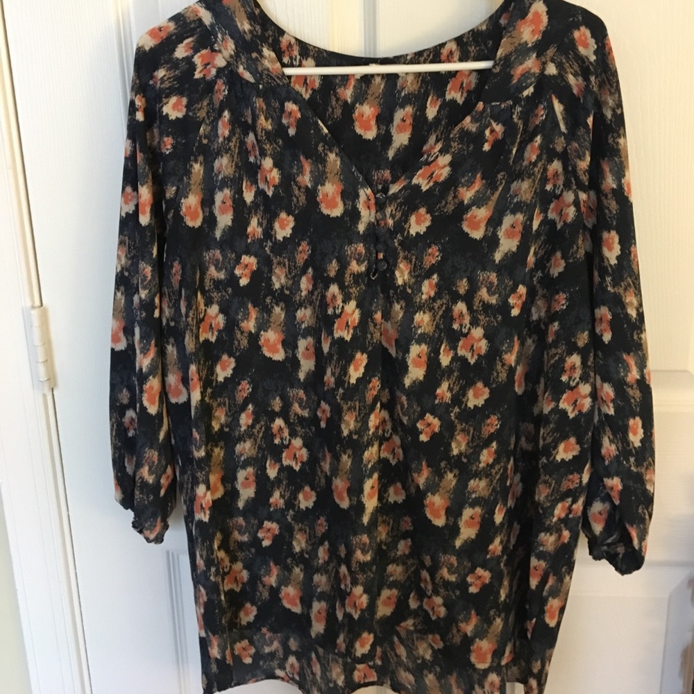 Flowy barely worn 3/4 sleeve top!
