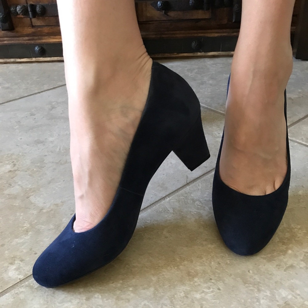 Trotters Signature Suede Pumps