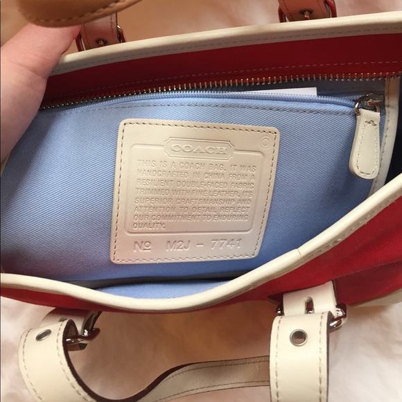 Small red Coach handbag - Picture 4 of 8