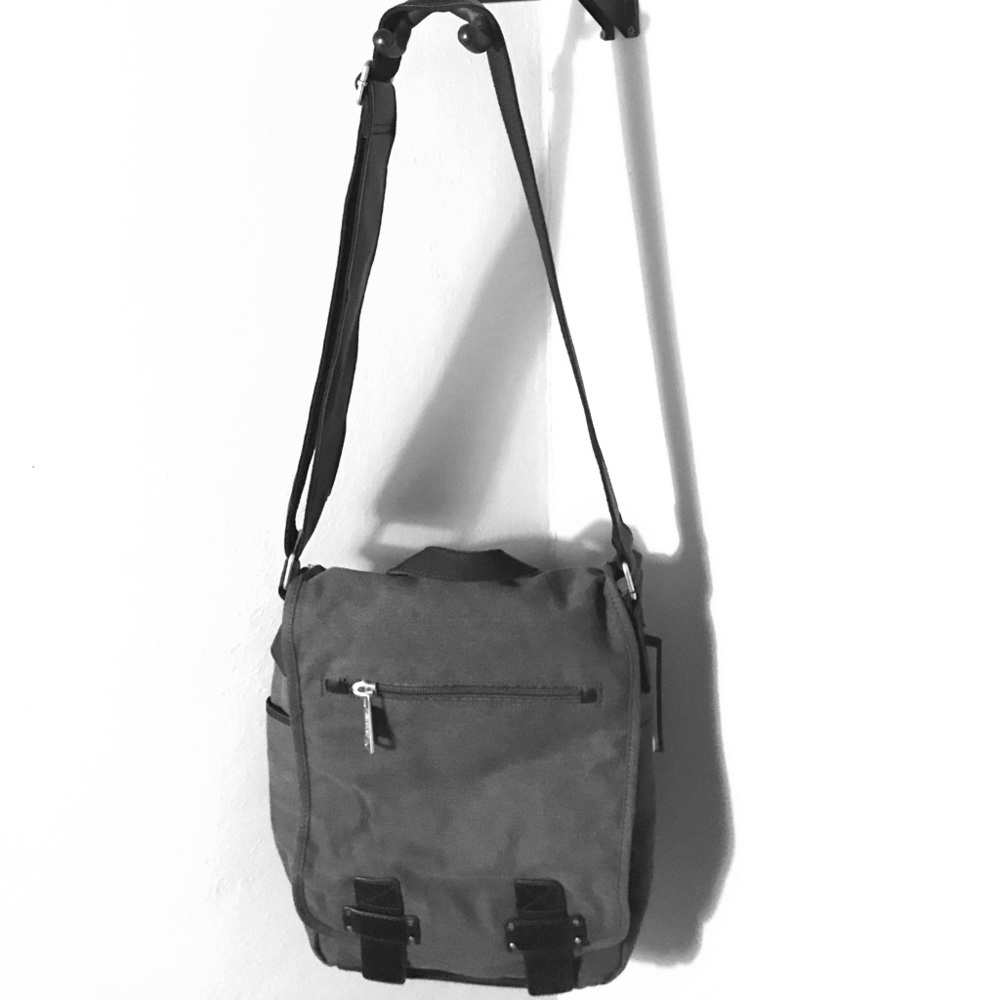 NWT Kenneth Cole Reaction messenger bag