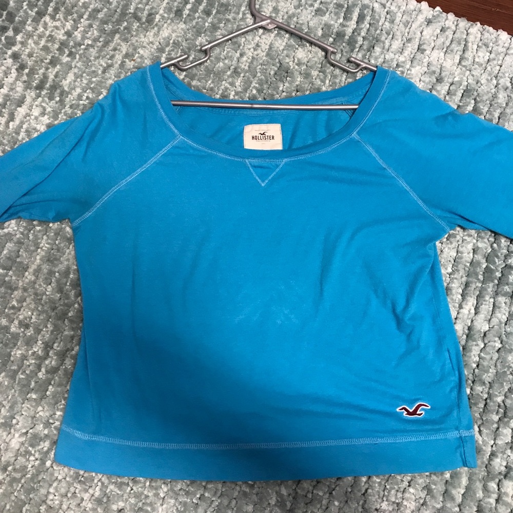 HOLLISTER THREE QUARTER SLEVE CROP TOP