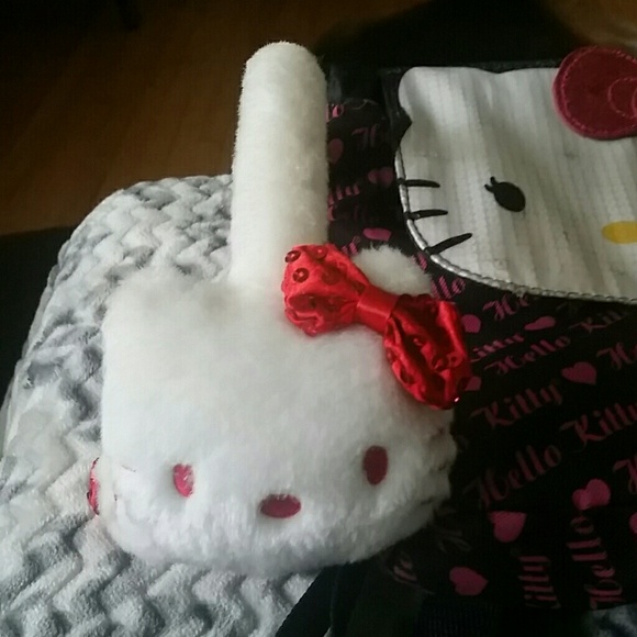 Hello Kitty ear muffs and backpack - Picture 2 of 3