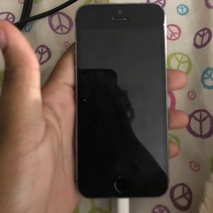 iPhone 5s 16Gb (UNLOCKED)
