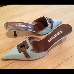Manolo Blahnik low heels, Blue linen with brown