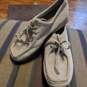 Womens clarks wallabees