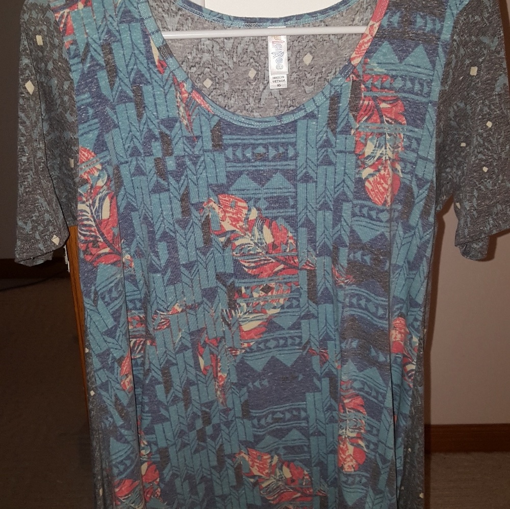 Lularoe feather print perfect tee xs
