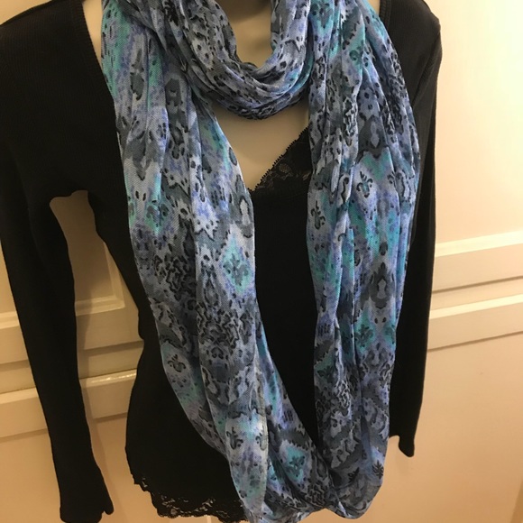 Gorgeous infinity scarf - Picture 3 of 3