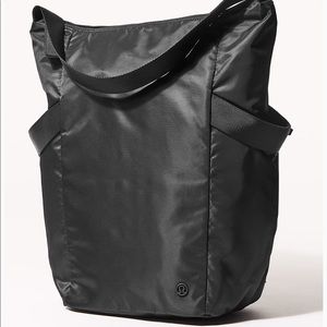 Lululemon Enroute Bag II. Purchased in August, EUC
