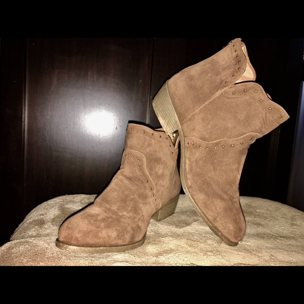 Light suede brown booties