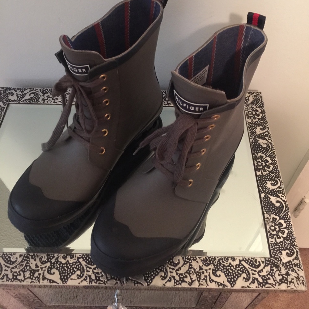 Tommy Hilfiger rain boots size 9