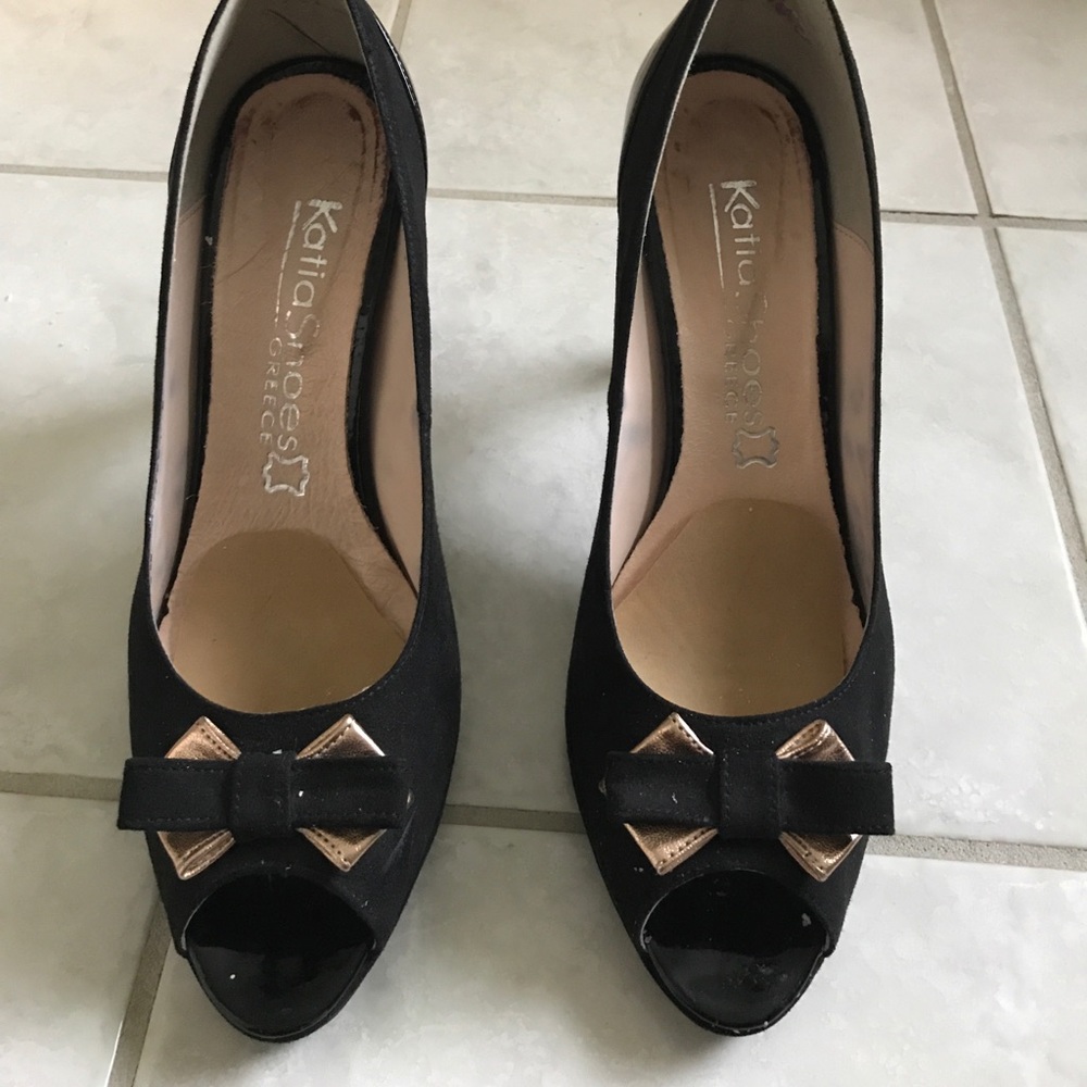 Made in Greece:suede&patent leather peep toe pump