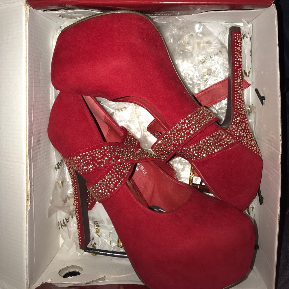 Red liliana pumps with gold embroidery