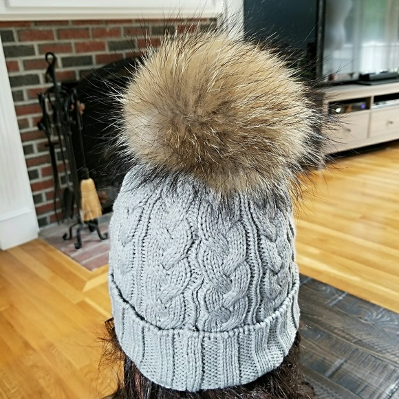 5⭐️ Grey Cableknit Hat Genuine Fur Pompom - Picture 3 of 4