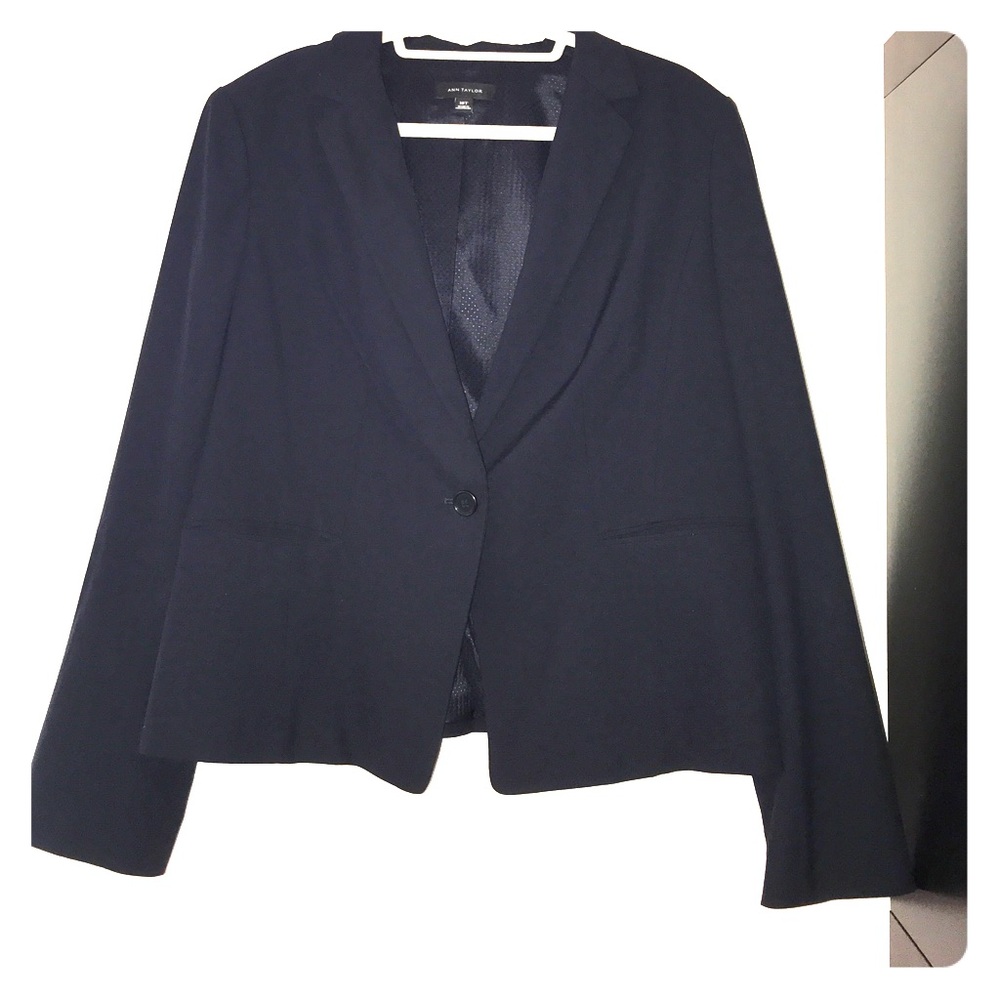 Single button close navy blue blazer